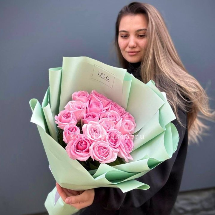 17 розовых роз в Смоленске