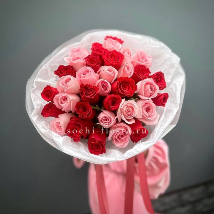 Букет красных и розовых 35 роз в Смоленске