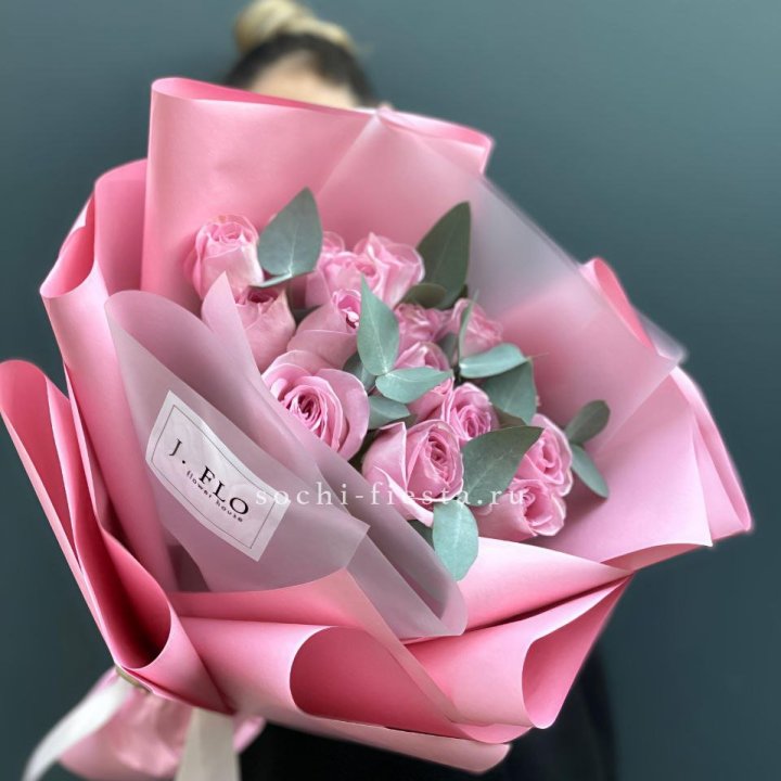 15 Розовых роз с эвкалиптом в Смоленске