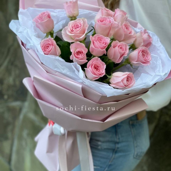 Розовые розы в авторском оформлении в Смоленске
