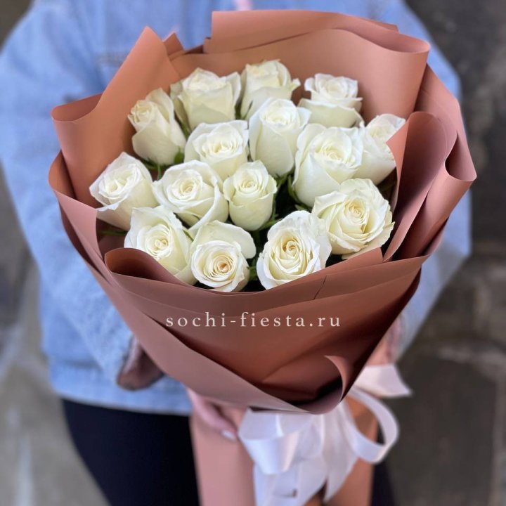 15 белых роз сиена в Смоленске