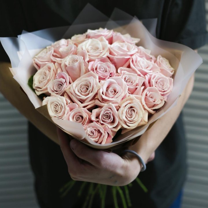 27 кремовых роз в Смоленске