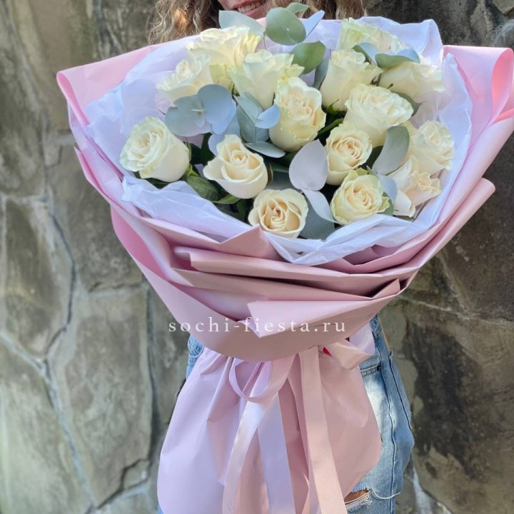 Белые розы в авторском оформлении в Смоленске