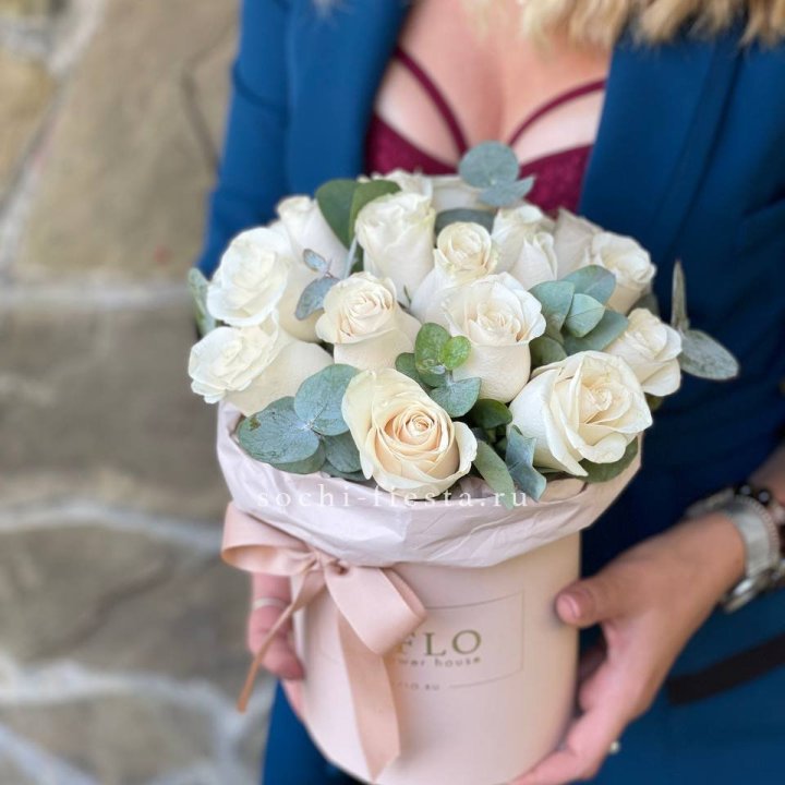 Цилиндр из белых роз в Смоленске