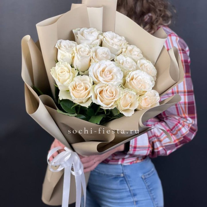15 белых роз кофе в Смоленске