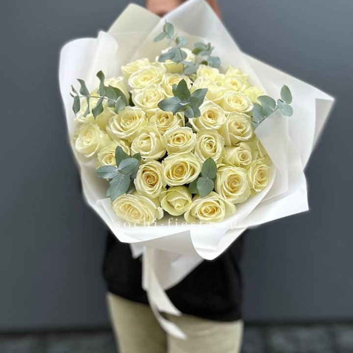 31 белая роза с эвкалиптом в Смоленске