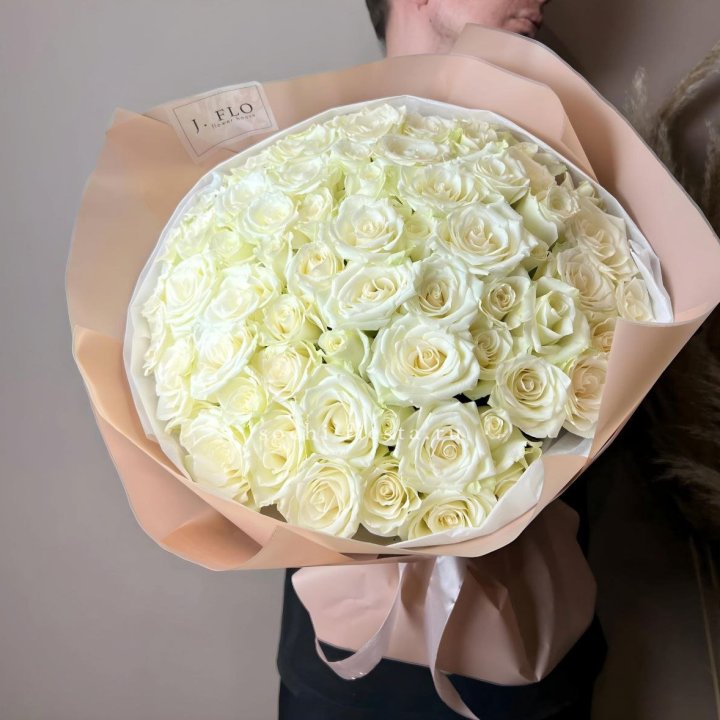 51 белая  роза в оформлении в Смоленске