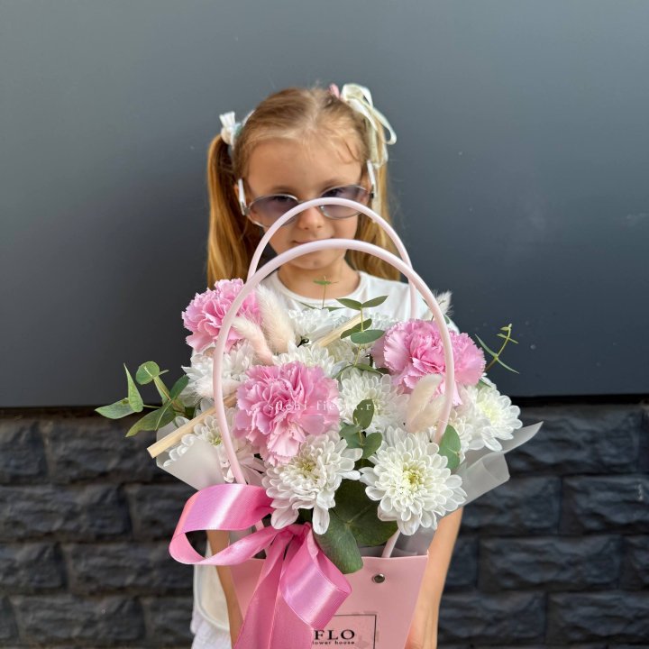 Сумочка из стойких хризантем и диантуса в Смоленске