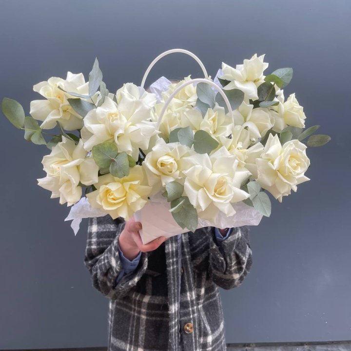 15 белых роз в сумочке в Смоленске