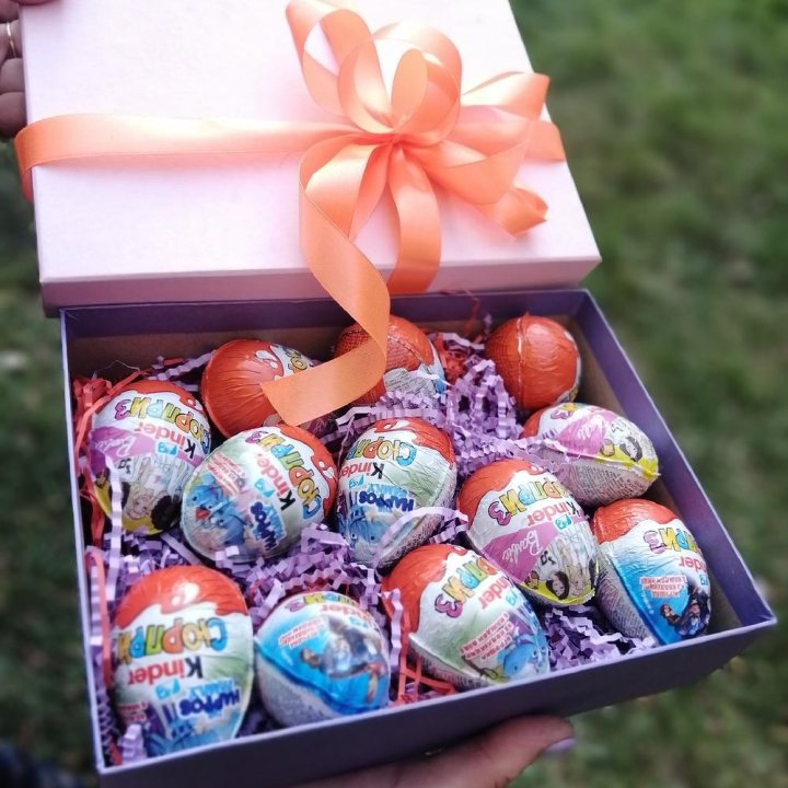 Коробка с киндерами в Смоленске