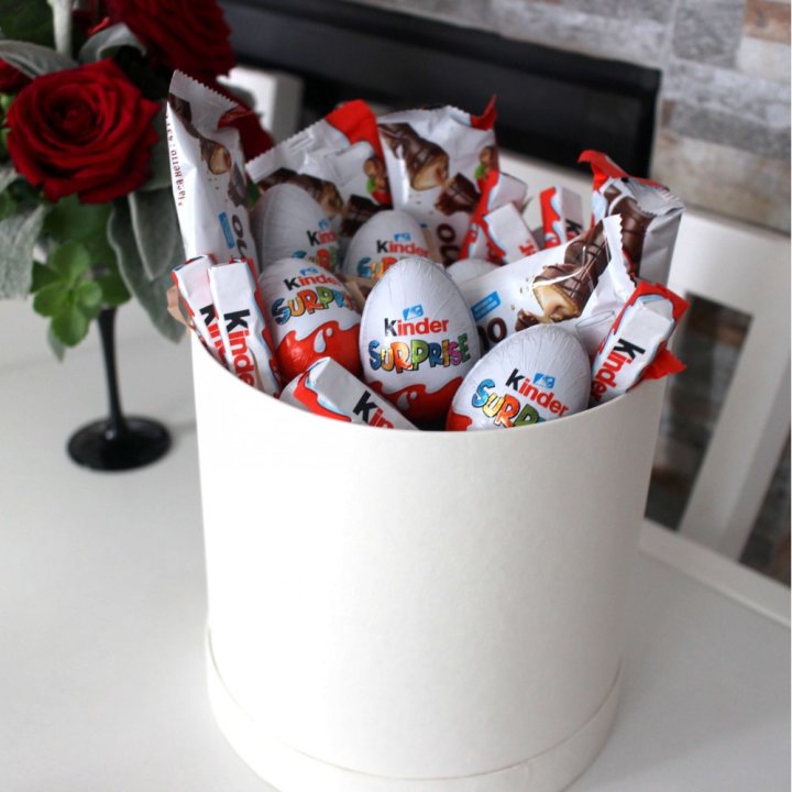 Коробка с киндерами  в Смоленске