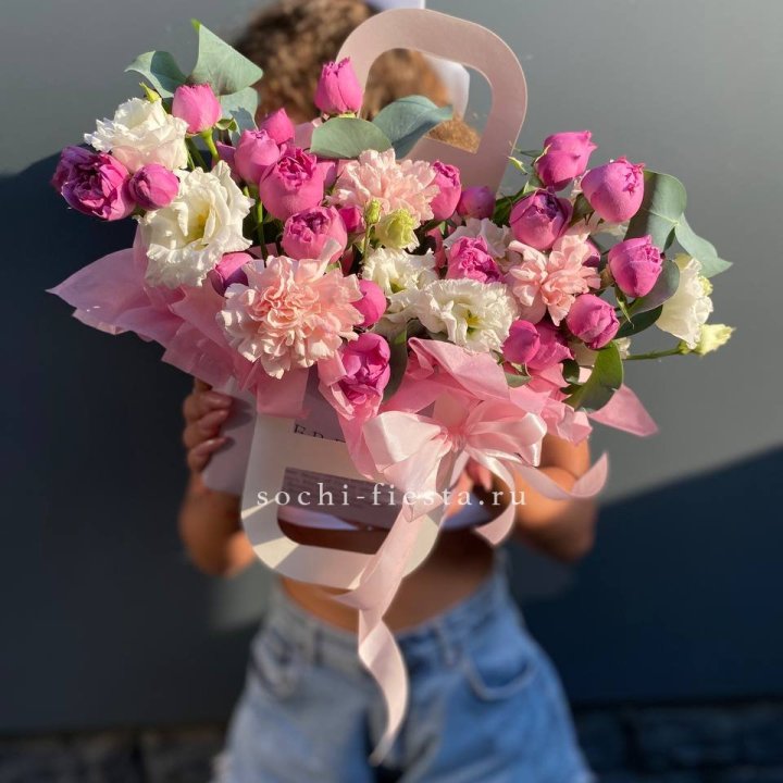 Сумочка с кустовой розой и диантусами в Смоленске