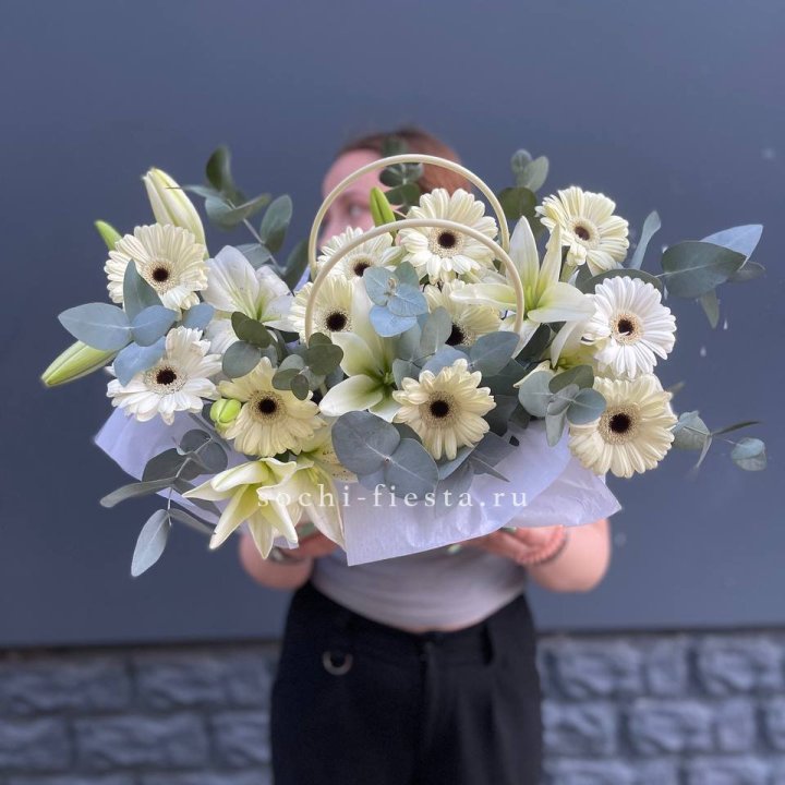 Сумочка лилии и герберы в Смоленске