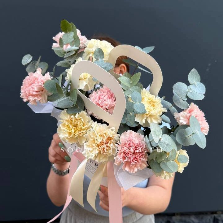 Сумочка из диантусов в Смоленске