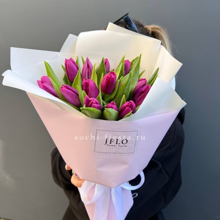 15 пурпурных тюльпанов в Смоленске