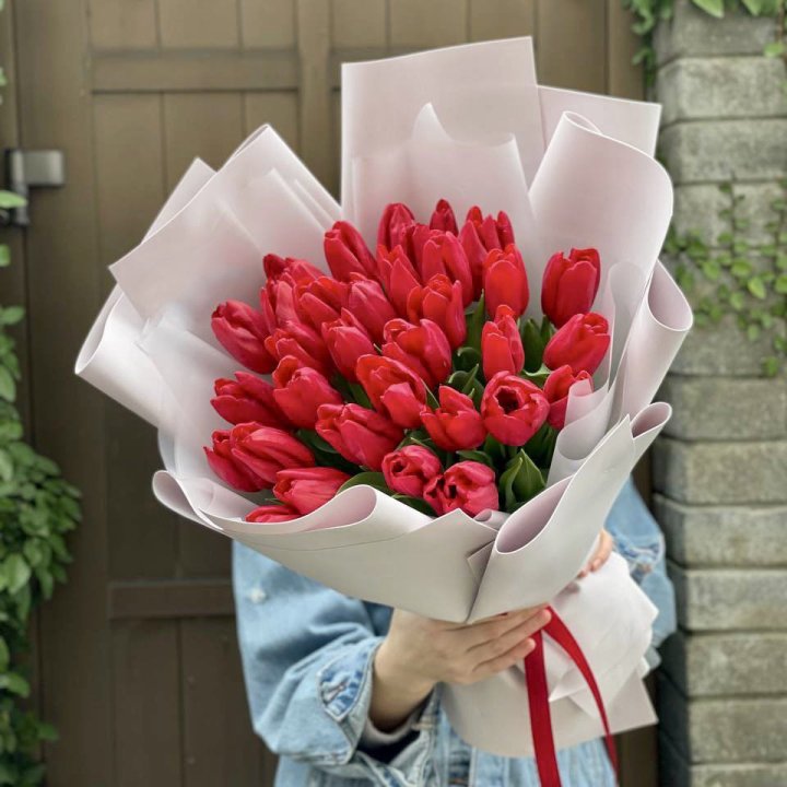35 красных тюльпанов в Смоленске